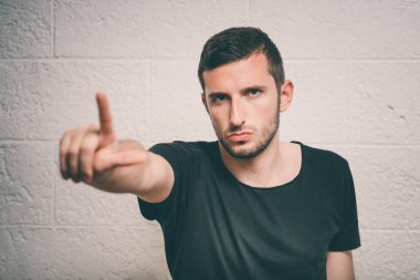 Genç Avrupalı erkek model dijital dokunmatik ekranı zorluyor .