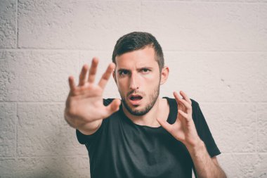 Adam korkudan korkuyor.