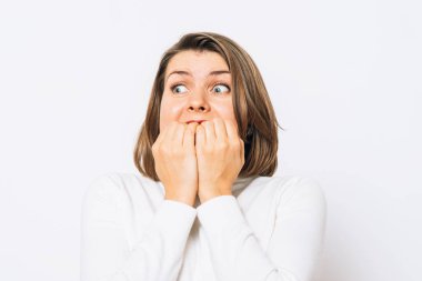 Kadın tırnaklarını yiyor.