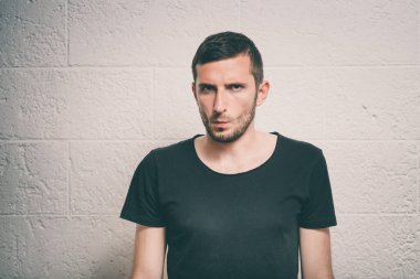 Adam yanaklarını emiyor.