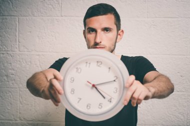 Stüdyoda poz veren adam