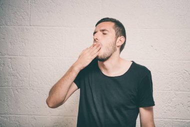 Stüdyoda poz veren adam