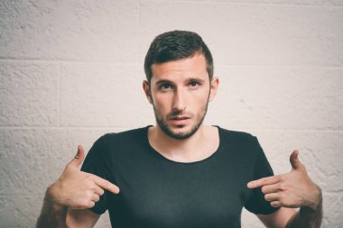 Erkek el parmağı göğsünü işaret ediyor. Jest yap. Ben kimim? Gri bir arkaplanda