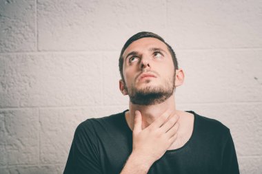 Stüdyoda poz veren adam