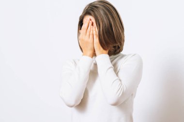  Kadın elini yüzünü kapatıyor.