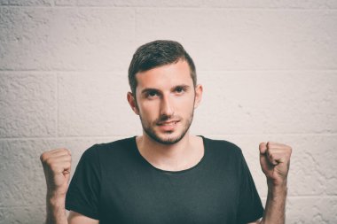 Neşeli, çok mutlu bir adam.