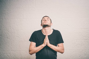 Stüdyoda poz veren adam