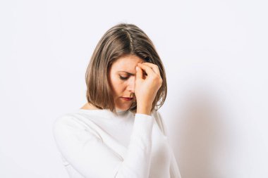 kadın stüdyoda poz 