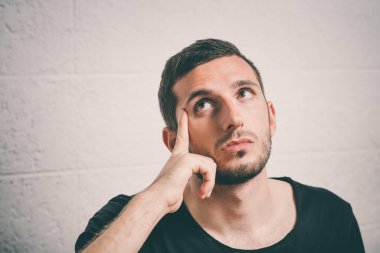 Stüdyoda poz veren adam