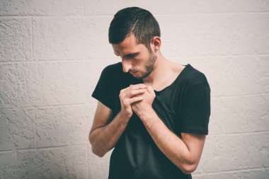 Stüdyoda poz veren adam