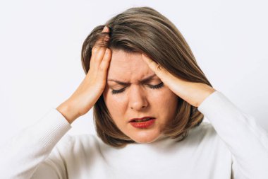 kadın stüdyoda poz 