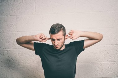 Stüdyoda poz veren adam