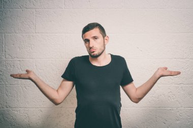 Adam ellerini havaya kaldırıyor.