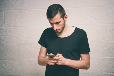 Stüdyoda poz veren adam