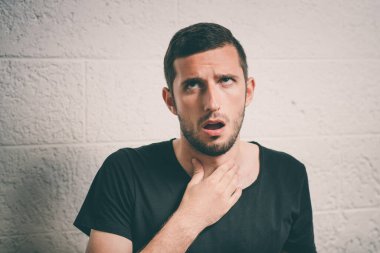 Stüdyoda poz veren adam