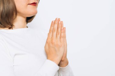 kadın stüdyoda poz 