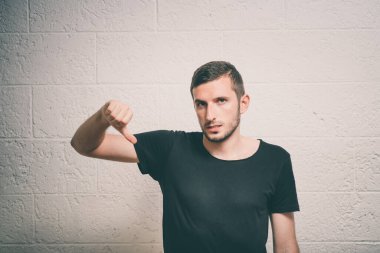 Adam baş parmak hareketi gösteriyor.