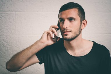 Stüdyoda poz veren adam