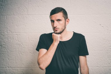 Stüdyoda poz veren adam