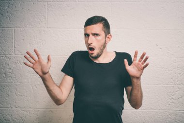 Adam korkudan korkuyor.