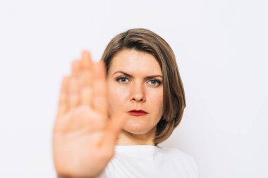 kadın stüdyoda poz 