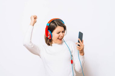 kadın stüdyoda poz 