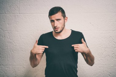 Erkek el parmağı göğsünü işaret ediyor. Jest yap. Ben kimim? Gri bir arkaplanda