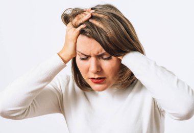 kadın stüdyoda poz 