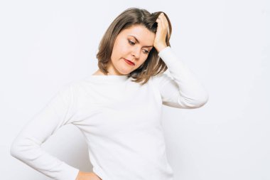 kadın stüdyoda poz 