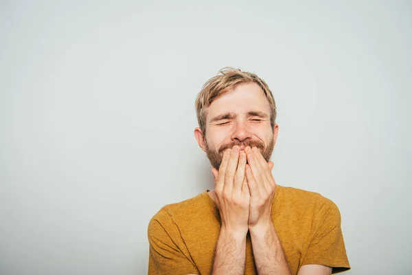 Άνθρωπος Γελάει Και Καλύπτει Στόμα Της — Φωτογραφία Αρχείου