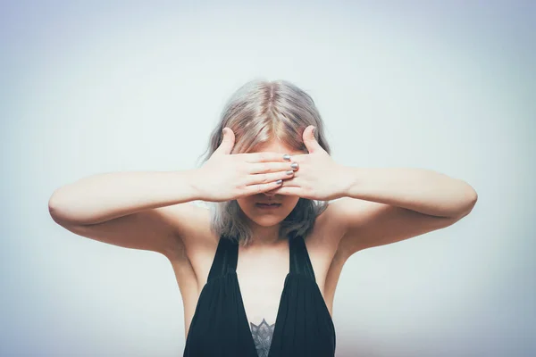 Wanita Menutupi Wajahnya Dengan Tangan — Stok Foto
