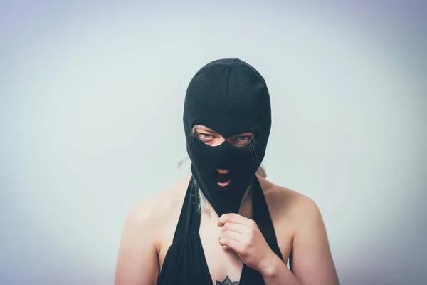 Vrouw Draagt Bivakmuts Masker Hoofd — Stockfoto