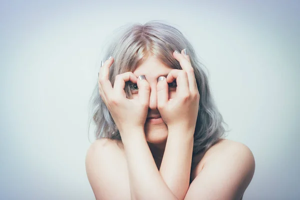 Mujer Mirando Través Las Manos Haciendo Prismáticos — Foto de Stock