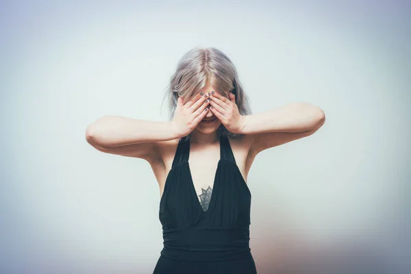 Mulher Fecha Olhos Com Mãos — Fotografia de Stock