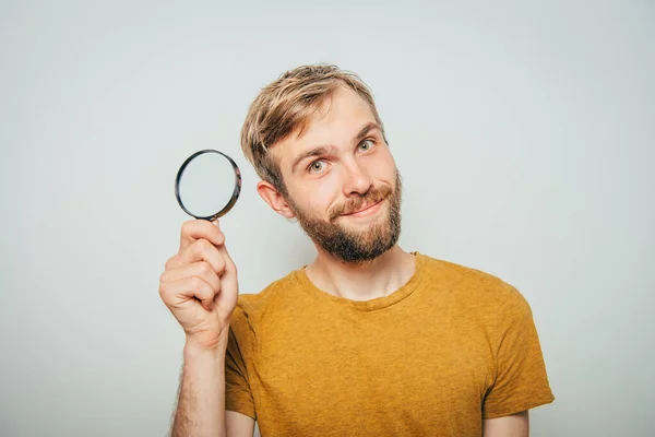 Uomo Con Una Lente Ingrandimento — Foto Stock