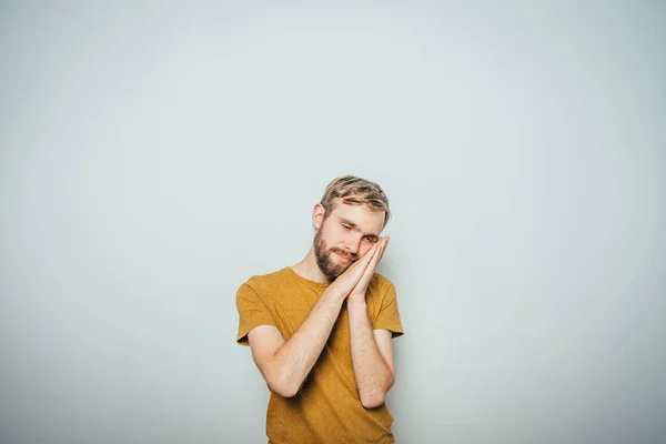 Dorme Homem Contra Estúdio Fundo — Fotografia de Stock