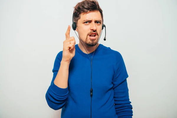 Hombre Soporte Técnico Contra Fondo Estudio — Foto de Stock