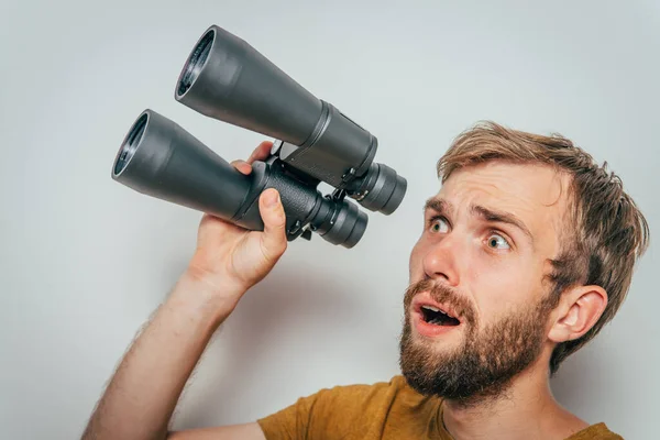 Man Med Kikare Grå Bakgrund — Stockfoto