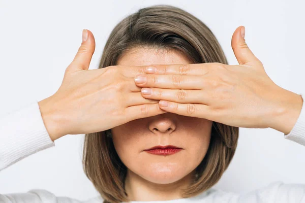 Mujer Cierra Los Ojos Con Las Manos — Foto de Stock