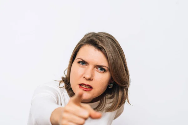 Retrato Estúdio Uma Menina Bonita Apontando Para Câmera — Fotografia de Stock