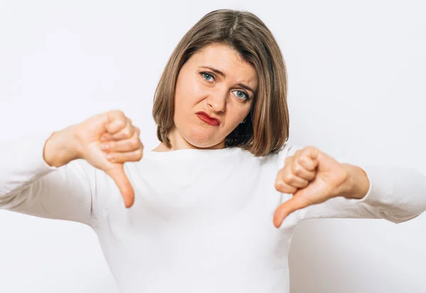 Vrouw Toont Een Duim Naar Beneden Gebaar — Stockfoto