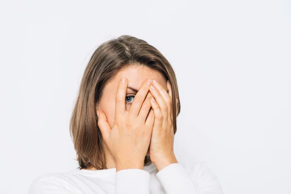 Die Frau Bedeckt Ihr Gesicht Mit Den Händen Und Guckt — Stockfoto