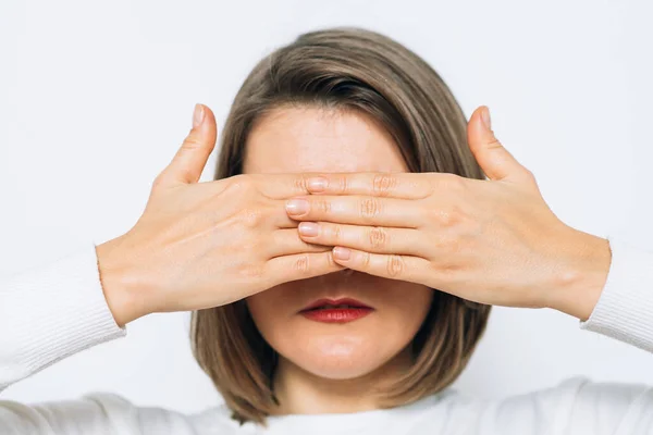 Женщина Закрывает Глаза Руками — стоковое фото