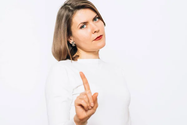 Retrato Estúdio Uma Menina Bonita Apontando Para Câmera — Fotografia de Stock