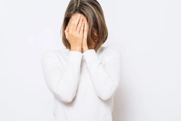 Frau Verdeckt Sein Gesicht Mit Der Hand — Stockfoto