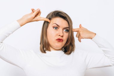 Parmağıyla şakağına dokunan bir kadın..