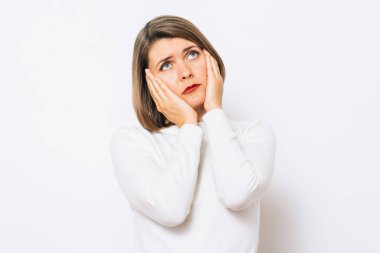 Kız yorgun, stüdyo fotoğrafı.