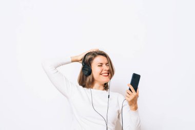 kadın stüdyoda poz 