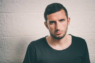 Adam üzgün.