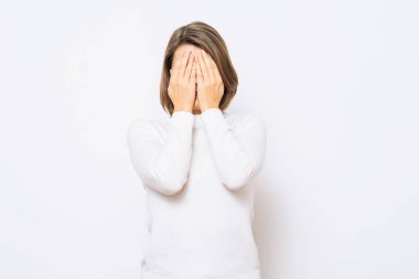  Kadın elini yüzünü kapatıyor.